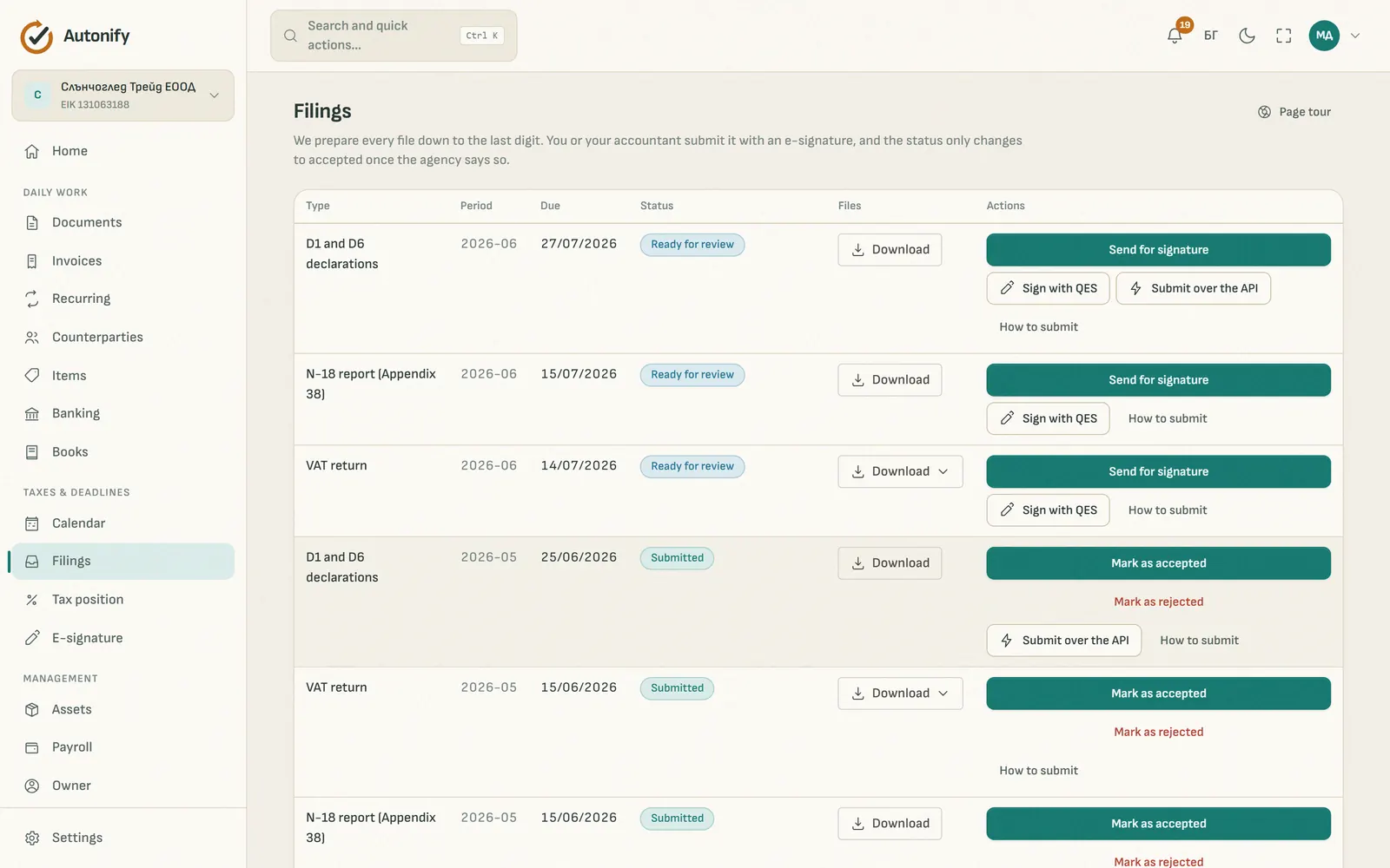 The Filings screen — VAT, N-18 and D1/D6 with statuses and QES signing buttons